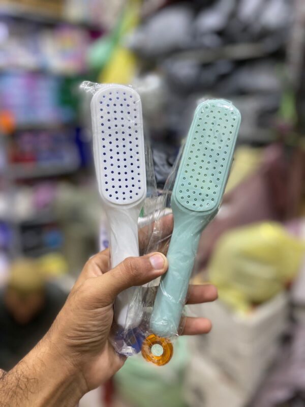 Self cleaning hair comb ()